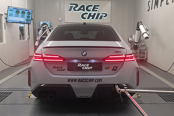 Una BMW M5 analizzata e calibrata su un banco prova.