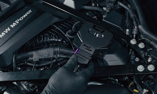 Modulo RaceChip installato professionalmente nel vano motore