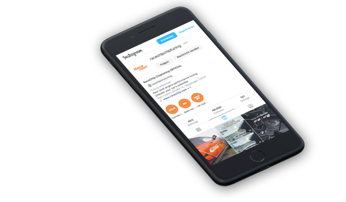 Smartphone con l'app di Instagram aperta che mostra il profilo ufficiale di RaceChip.