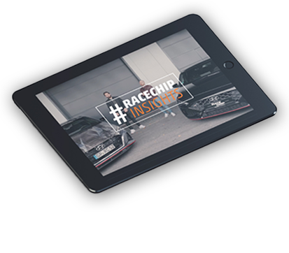Tablet con video della serie «RaceChip Insights». Due persone stanno in piedi tra due auto elaborate.