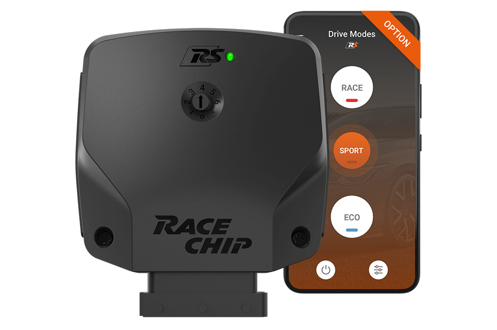 Centralina RaceChip RS con spia di funzionamento verde accanto a uno smartphone con l'app opzionale che mostra le modalità di guida RACE, SPORT ed ECO.