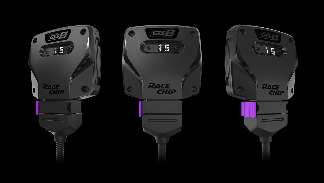 Tre centraline RaceChip GTS affiancate, con indicatore LED e chiusura di sicurezza viola.