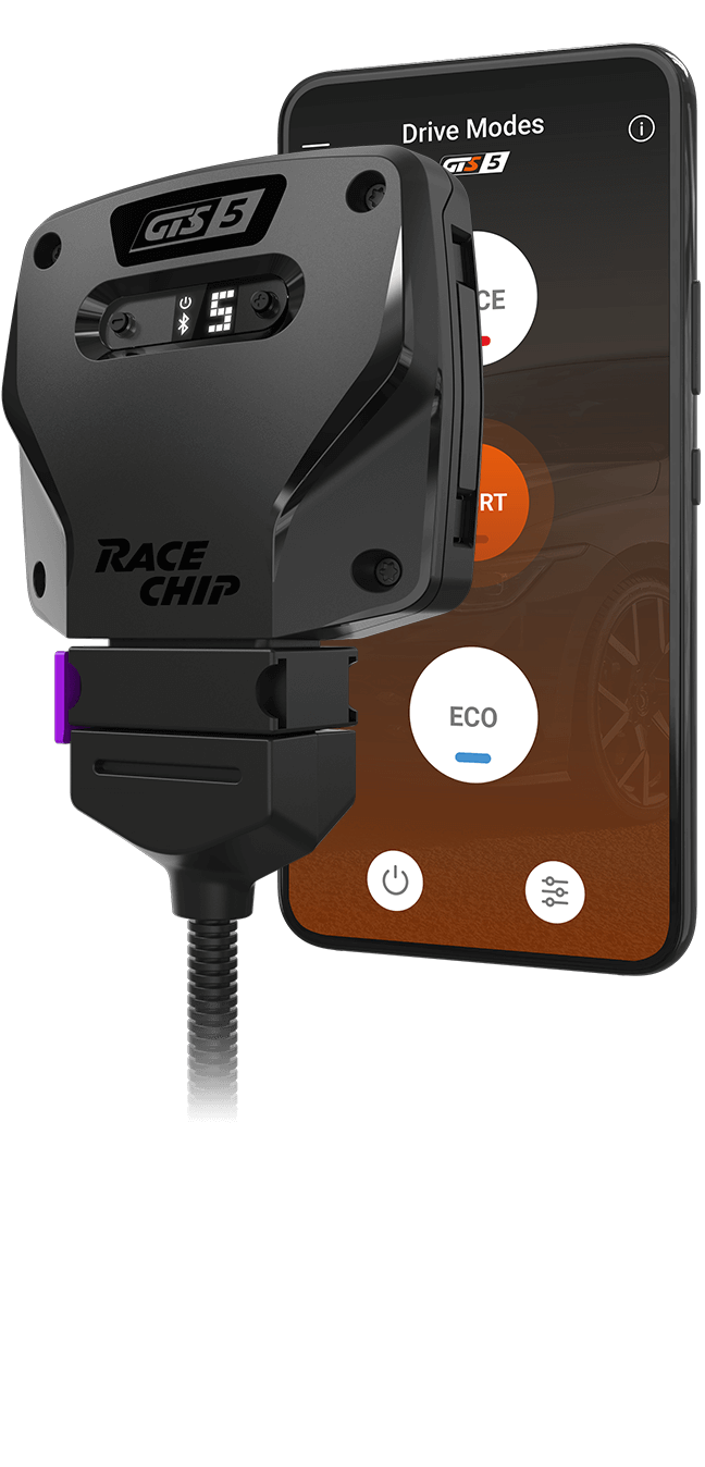 Centralina RaceChip GTS 5 in vista angolata davanti a uno smartphone con l'app aperta. Le modalità di guida RACE, SPORT ed ECO sono visibili, SPORT è attivata.