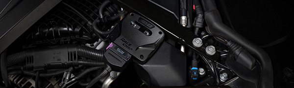 Centralina RaceChip GTS 5 installata nel vano motore con il connettore originale collegato.