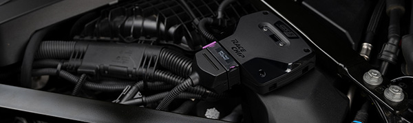Centralina RaceChip GTS 5 Black installata nel vano motore con il connettore originale collegato.