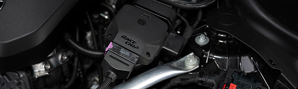Centralina RaceChip RS installata nel vano motore con il connettore originale collegato.