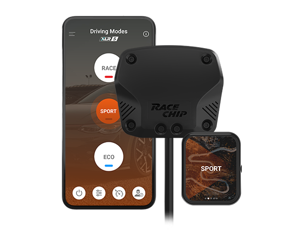 Centralina RaceChip XLR 5 con smartphone e centralina. L'app mostra le modalità di guida RACE, SPORT ed ECO, SPORT è attiva. L'unità di controllo è in grigio.