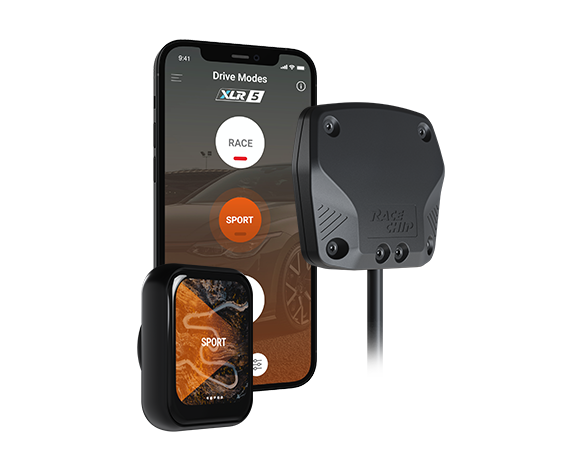 Centralina RaceChip XLR5 con smartphone e centralina. L'app mostra le modalità di guida RACE, SPORT ed ECO, la modalità SPORT è attiva.