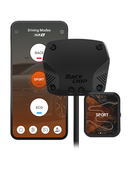 Centralina RaceChip XLR 5 con app per smartphone e Smart Controller. L'app mostra le modalità di guida RACE, SPORT ed ECO con SPORT attiva; anche il display dello Smart Controller mostra SPORT.